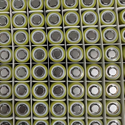 21700 pila de batería de iones de litio, 5000 mAh de capacidad, 3C 15A tasa de descarga.